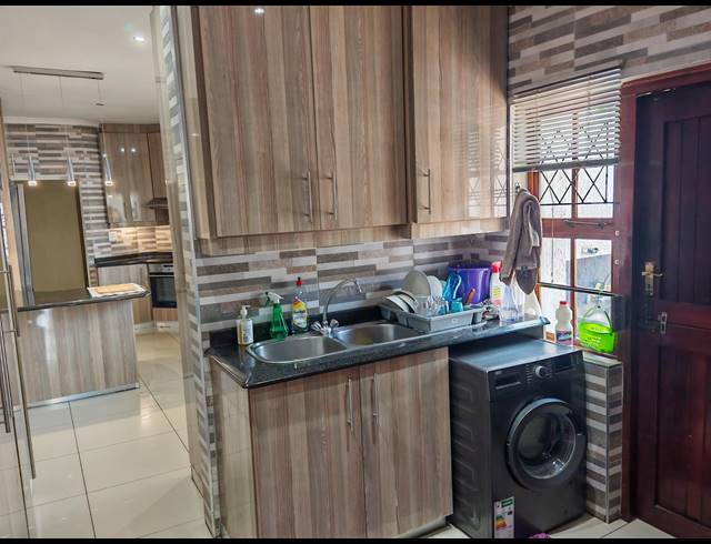 5 BEDROOM HOUSE FOR SALE IN ATHOLL HEIGHTS